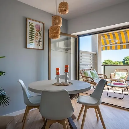 Apartment At155, 10 Min Walk To The Creixell